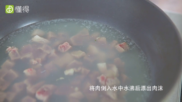 牛肉炖萝卜的做法-将料酒萝卜及调料放锅里小火烧烂肉