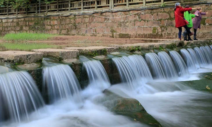 沟水汩汩是什么意思