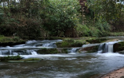 沟水汩汩是什么意思