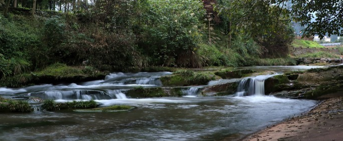 沟水汩汩是什么意思