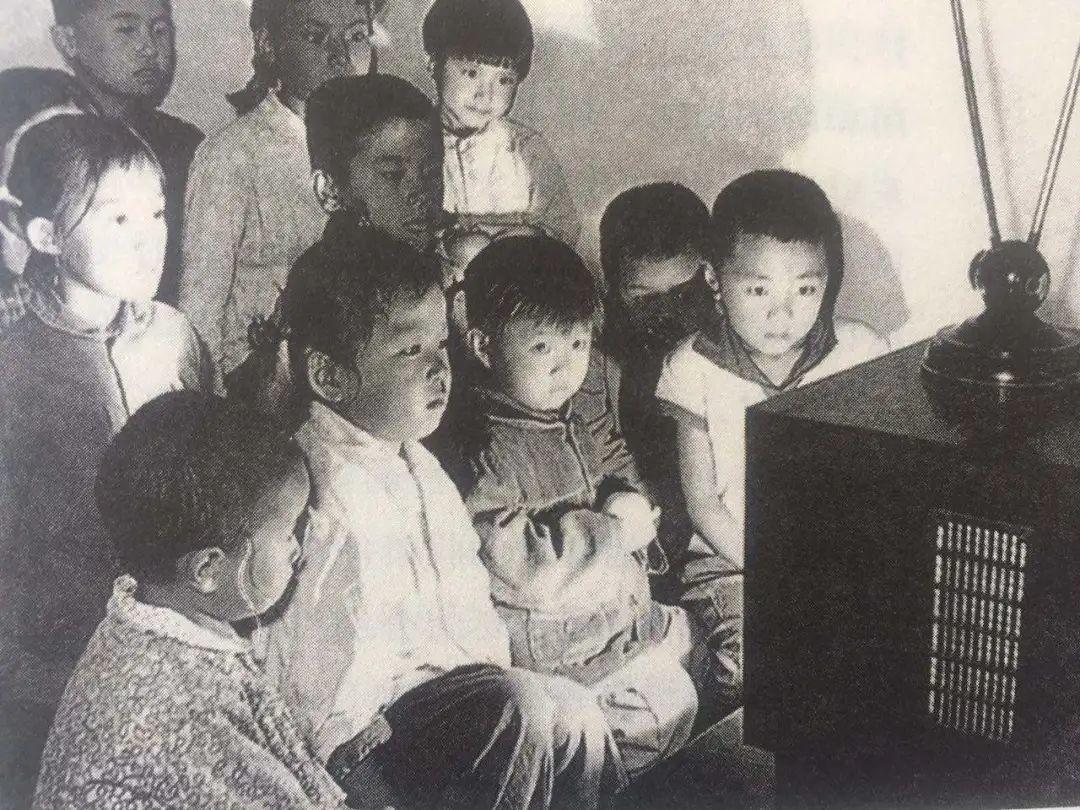 80年代老式黑白电视机