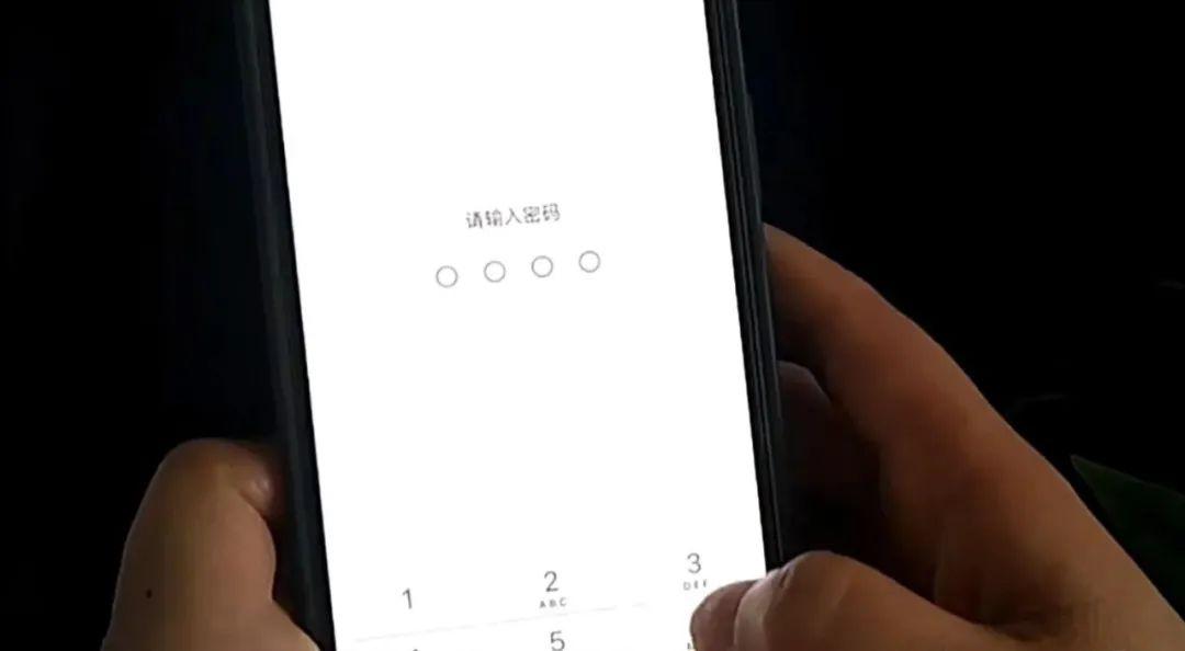 手机隐私保护小技巧：借手机=隐私泄露？应用锁定功能可将小秘密锁住
