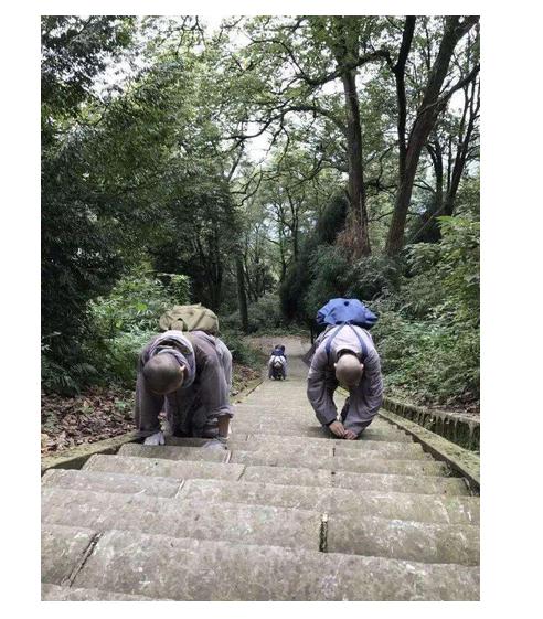 中国四大佛教名山之峨眉，听说很灵，来者络绎不绝