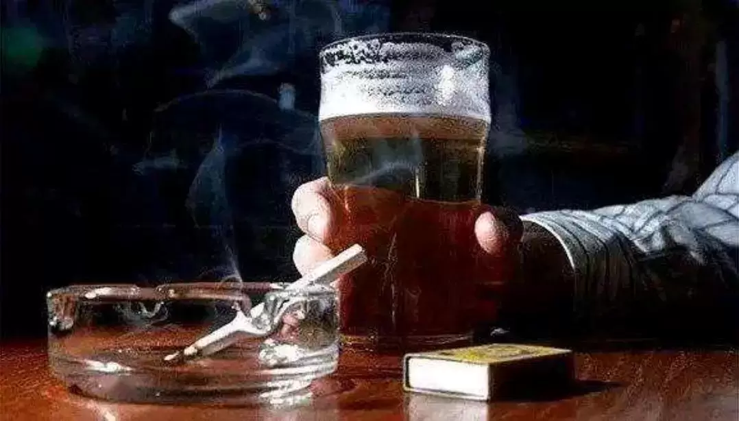 喝酒的人吃什么快速解酒？蜂蜜、浓茶作用不大，不妨尝试4个方法