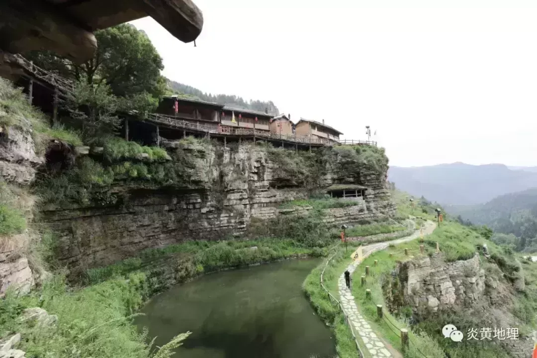 最骄傲的村庄 悬空村