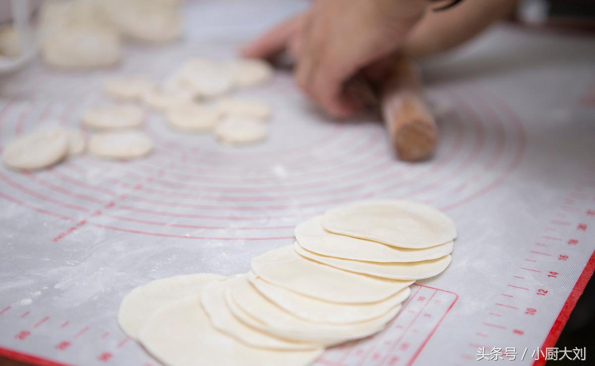 怎么使饺子皮又软又筋？卖了30年饺子的阿婆告诉你窍门，快收藏