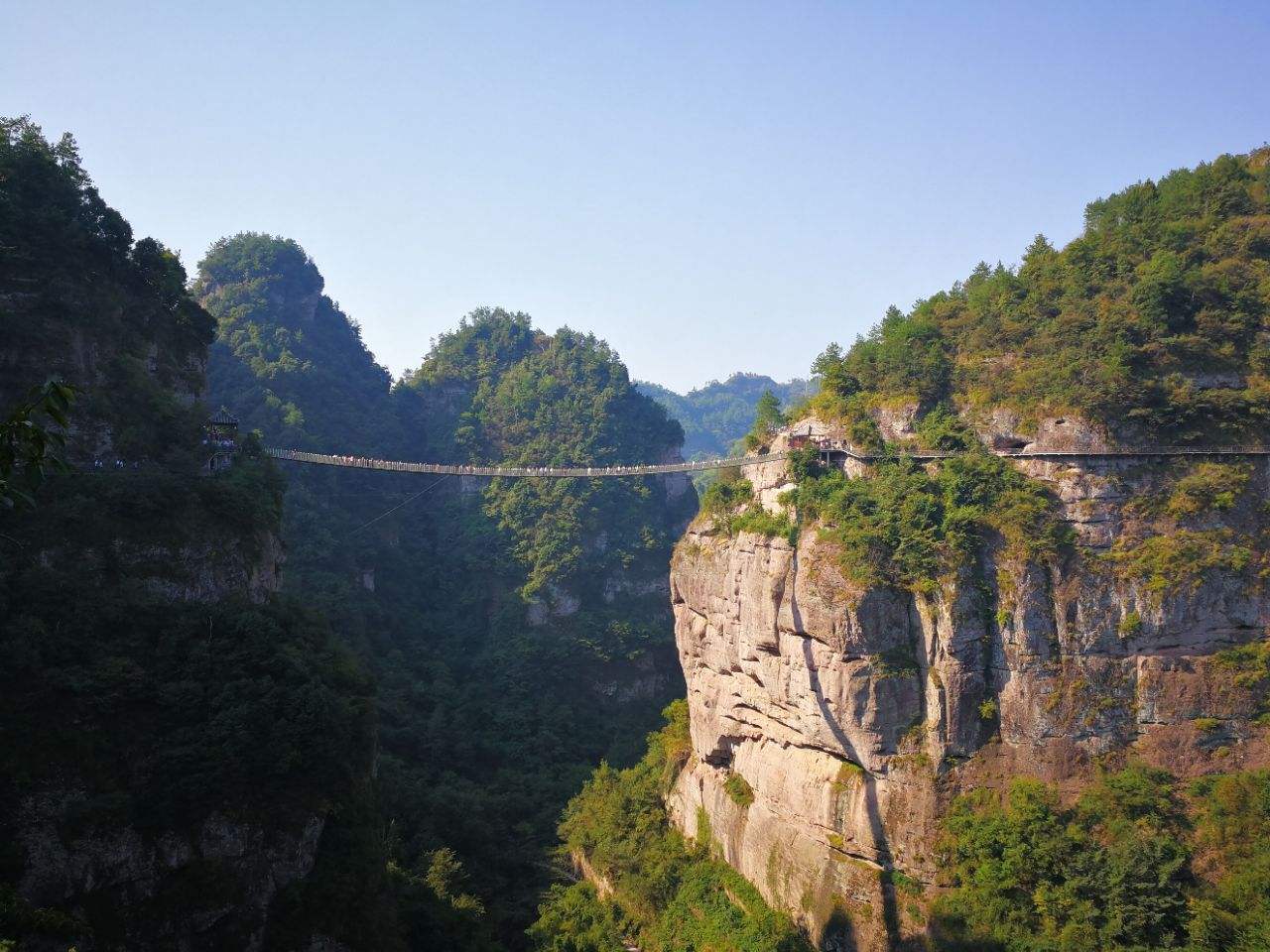 绍兴一定要去的景区，山上林木青翠，山下溪涧碧澄见底