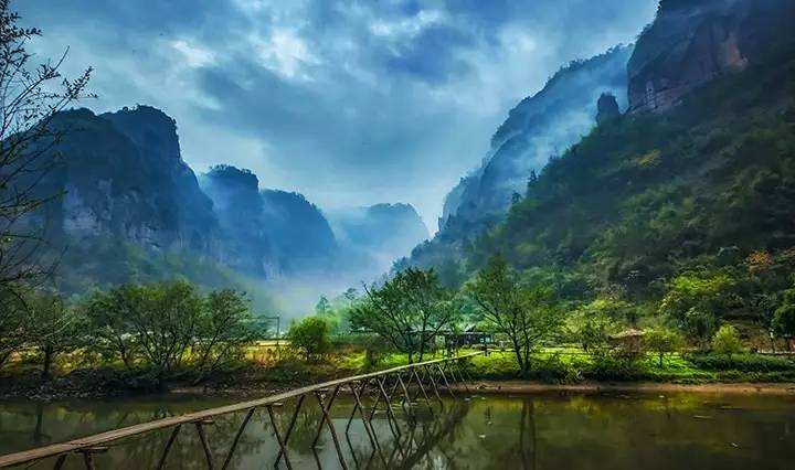 绍兴一定要去的景区，山上林木青翠，山下溪涧碧澄见底