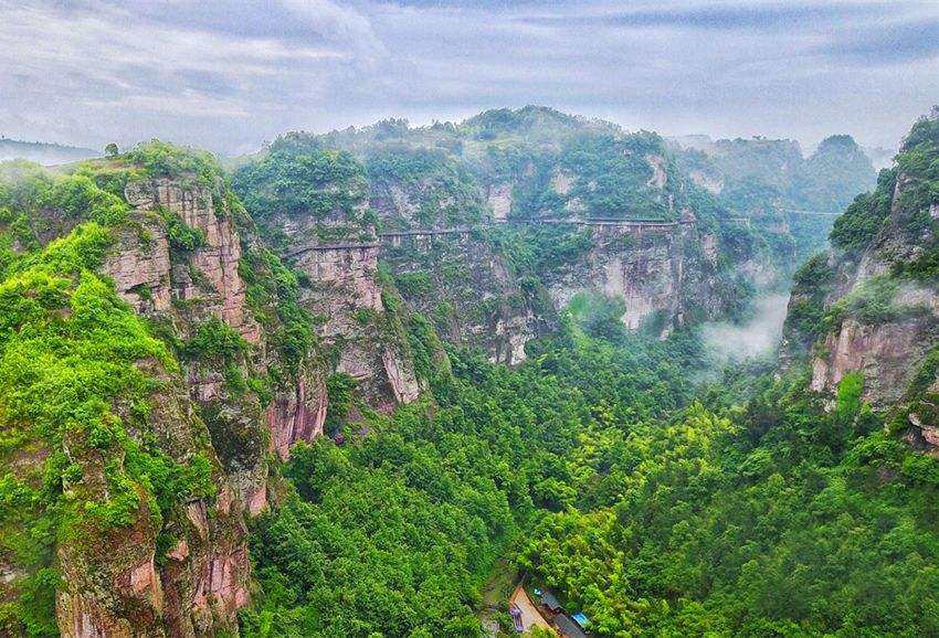 绍兴一定要去的景区，山上林木青翠，山下溪涧碧澄见底