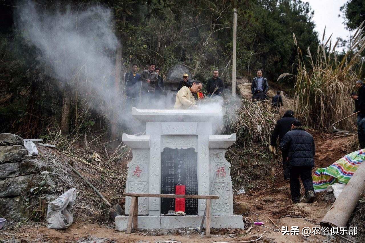 坟头塌消子孙稀，坟上无草绝家资！这句农村俗语，有道理却不全对