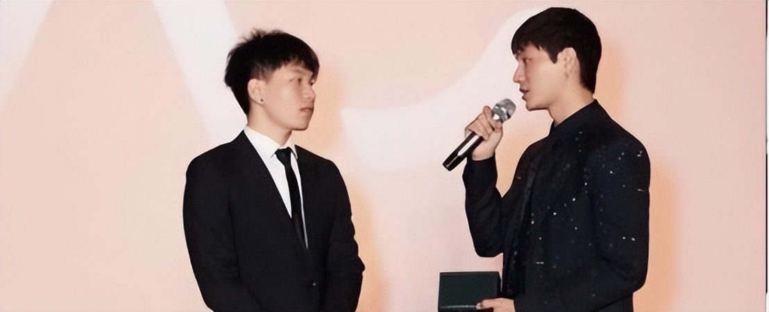 演员陈坤，单亲爸爸20年，46岁仍未婚，把非婚生儿子当全部