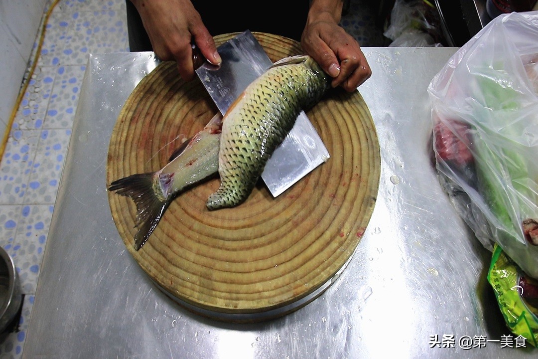 厨师长教你在家做正宗酸菜鱼，肉嫩汤鲜酸辣开胃，看着直咽口水