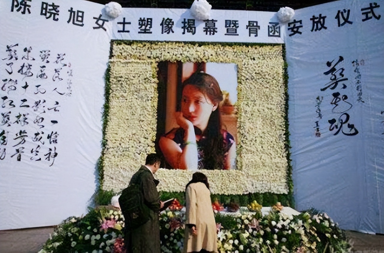 2007年，陈晓旭在完成最终心愿后病逝，去世时反复哭喊妈妈