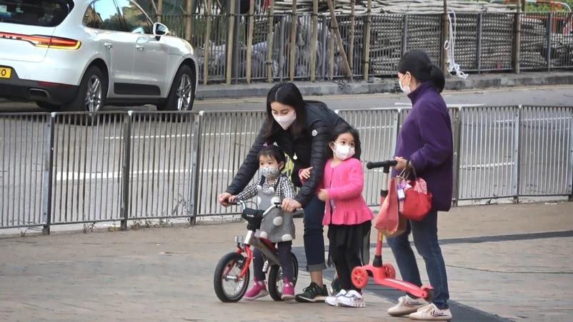 旺夫，郭晶晶生了1儿2女！网友拍摄：霍启刚郭晶晶1家5口同框