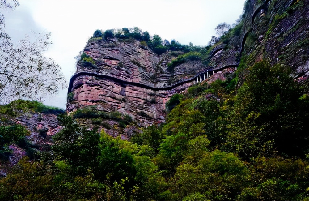 绍兴一定要去的景区，山上林木青翠，山下溪涧碧澄见底