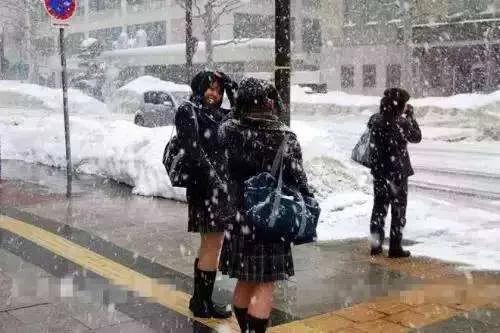 日本女人冬天穿裙子不冷吗（揭秘日本女生不怕冷的秘密）