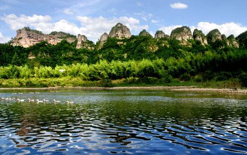 绍兴一定要去的景区，山上林木青翠，山下溪涧碧澄见底