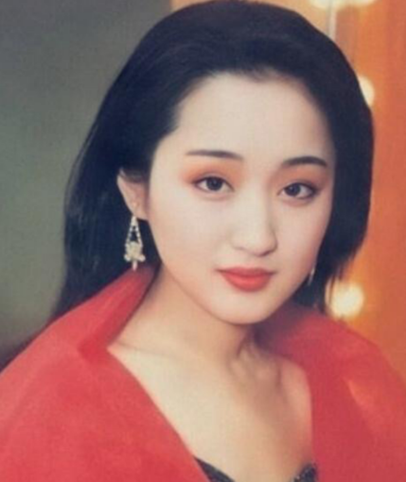 赖文峰出狱后娶妻生子，杨钰莹却至今未婚，她在追求什么？