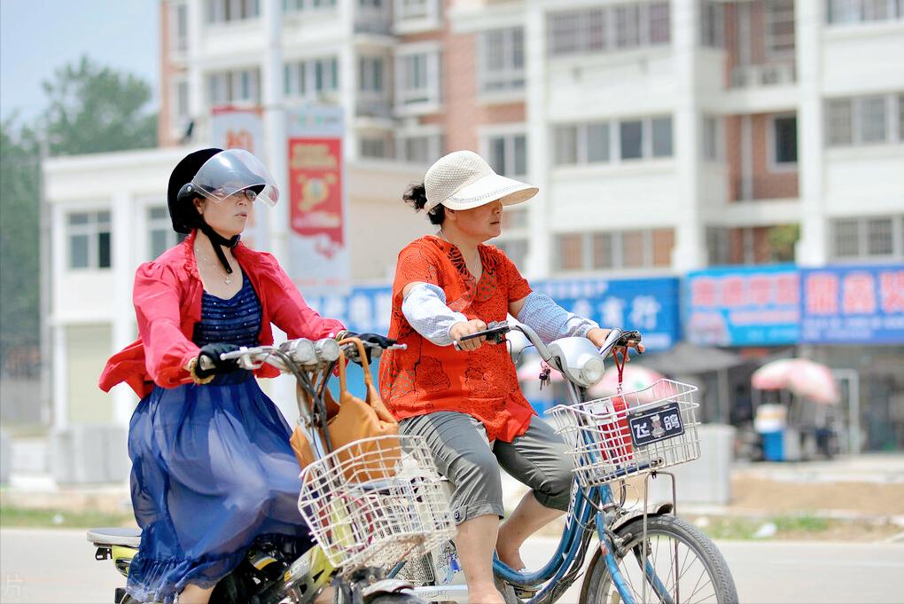 4千多买小牛低配还是买雅迪（同价位小牛和雅迪哪个质量好）