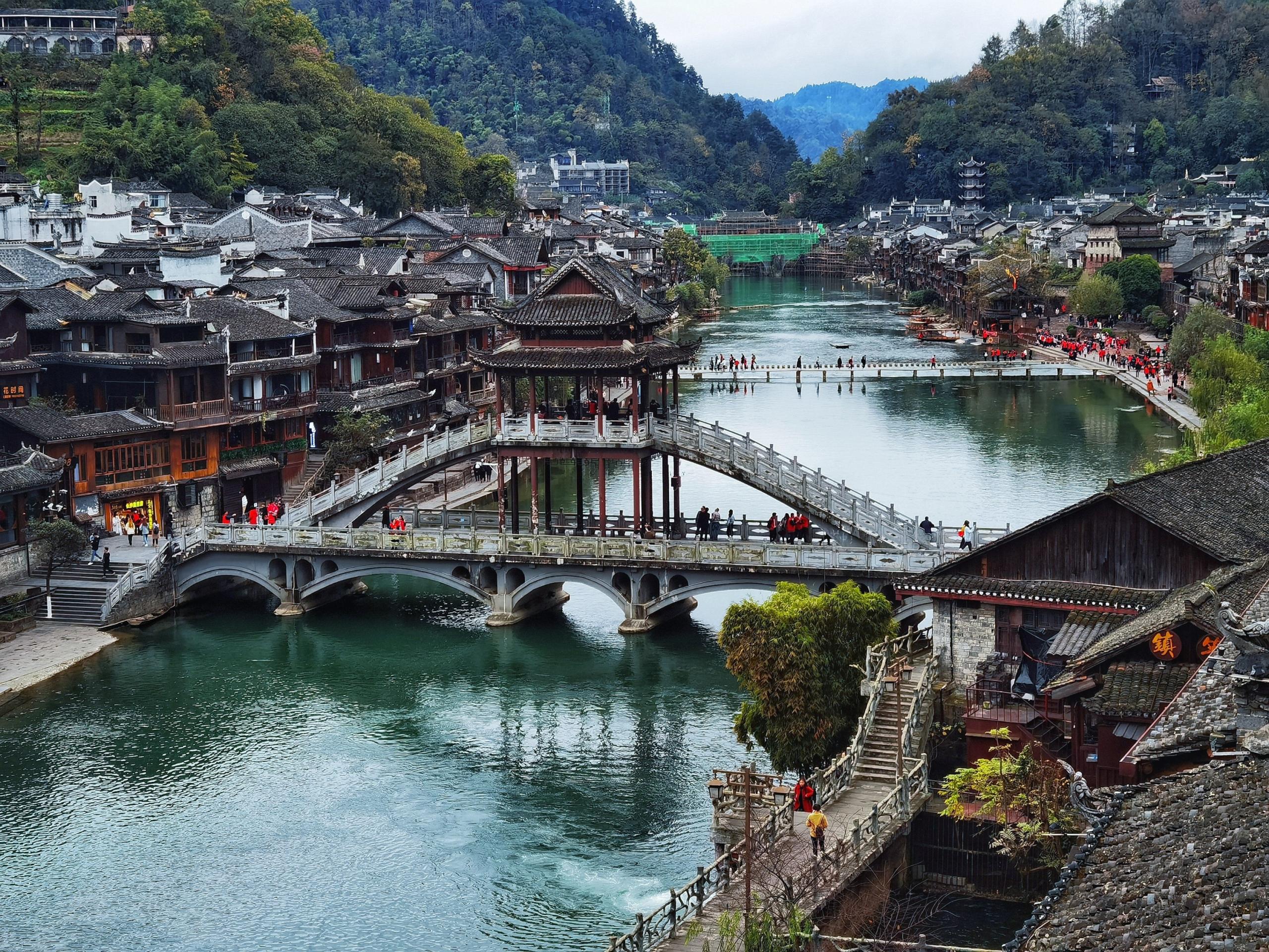 湘西旅游必去十大景点（湘西最值得去的好玩景点排名）